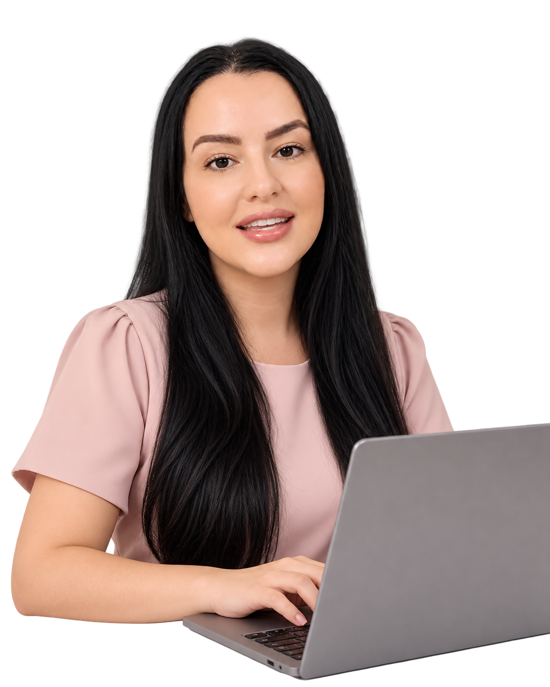 Fabiola Coleoni, de blusa rosa, sorrindo enquanto usa um notebook.